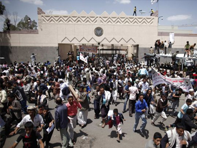 Νεκρός διαδηλωτής κοντά στην αμερικανική πρεσβεία στο Κάϊρο